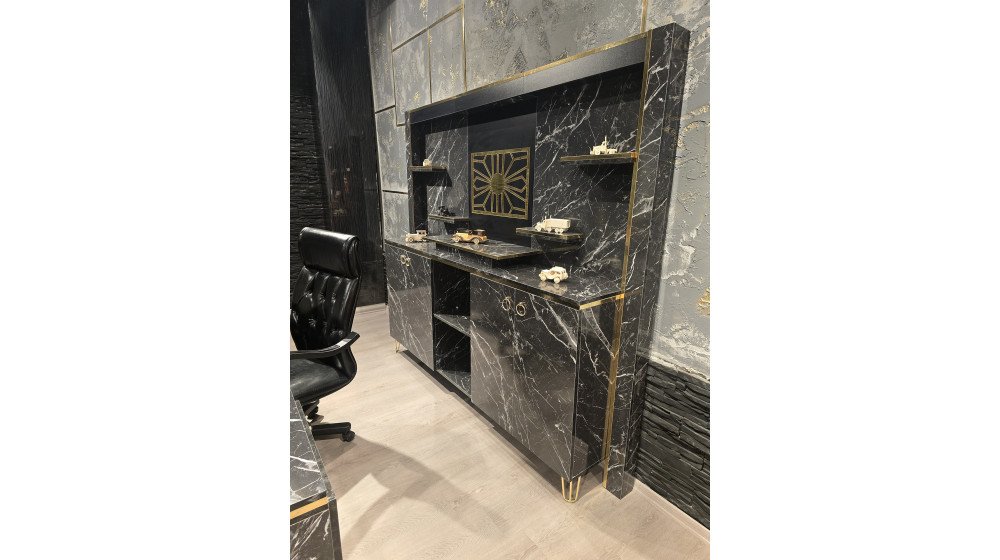 Siyah mermer desenli ve parlak altın metal detaylı Ultra Lüks yönetici masa takımı, kapitoneli Chester deri koltuklar ile birlikte lüks ofis ortamında sergileniyor.